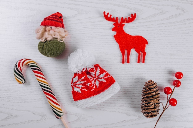 Free photo christmas flat lay on wooden background