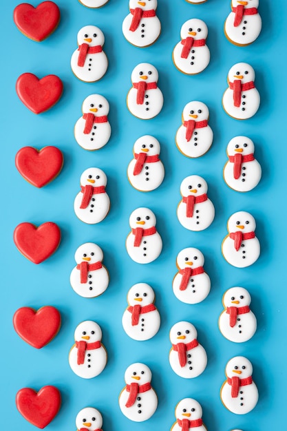 Free photo christmas gingerbread on a blue background flat lay