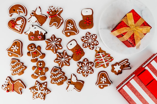 Free Photo christmas gingerbread cookies and presents