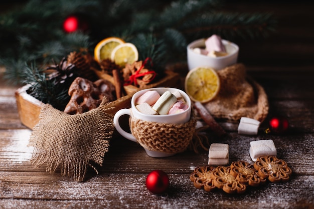 Free photo christmas and new year decor. two cups with hot chocolate, cinnamon cookies