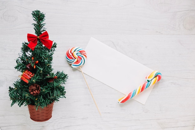 Free photo christmas plant and envelope