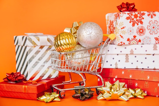 Free photo christmas shopping concept with christmas ball and presents