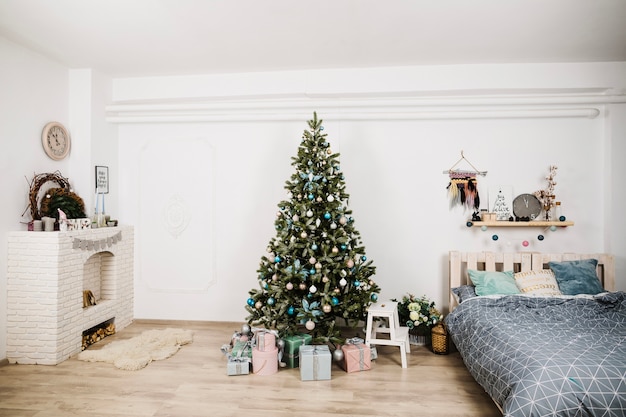 Free Photo christmas tree next to bed