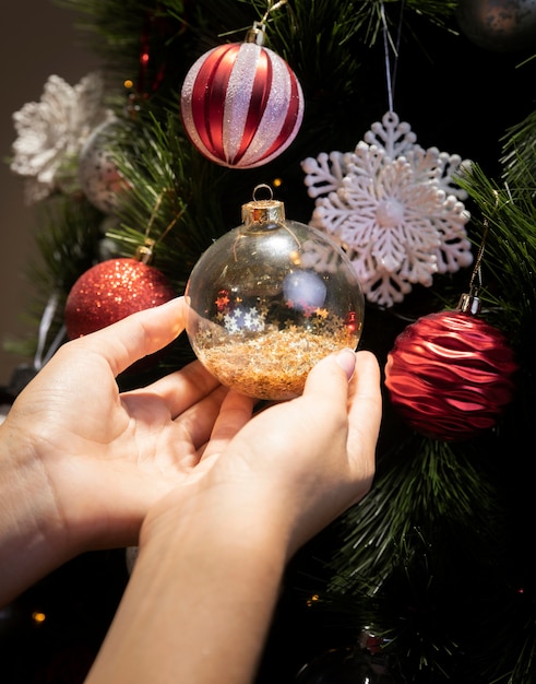 Free photo christmas tree decorated with globes