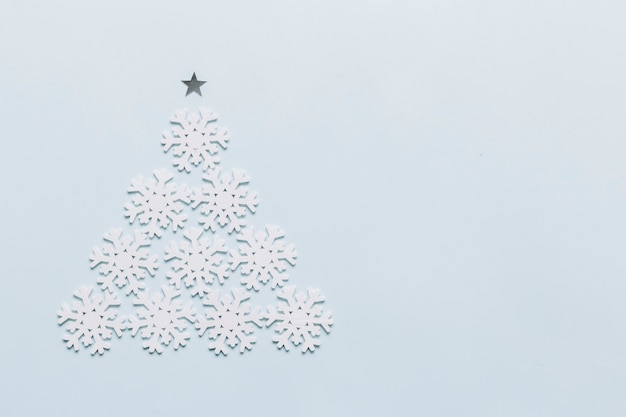 Free photo christmas tree made from small snowflakes