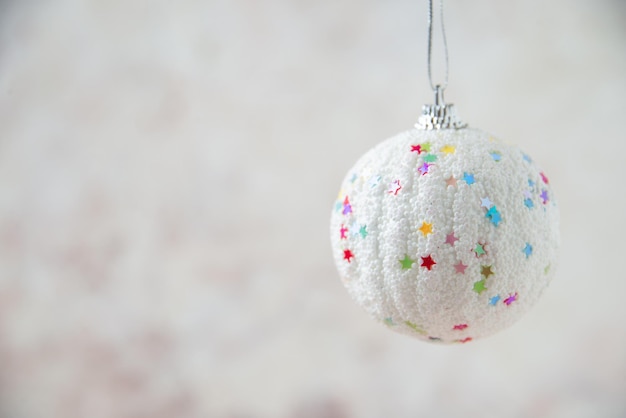 Free photo christmas tree toy with colorful stars as a new year concept on a pastel colors background