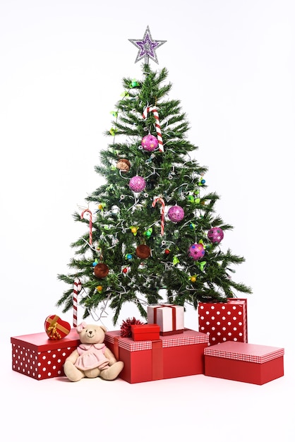 Free photo christmas tree with gifts on white background