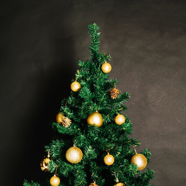 Free photo christmas tree with golden balls