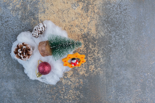 Free photo a christmas tree with pinecones and christmas ball . high quality photo