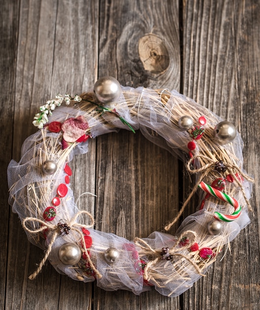 Free photo christmas wreath on wooden background