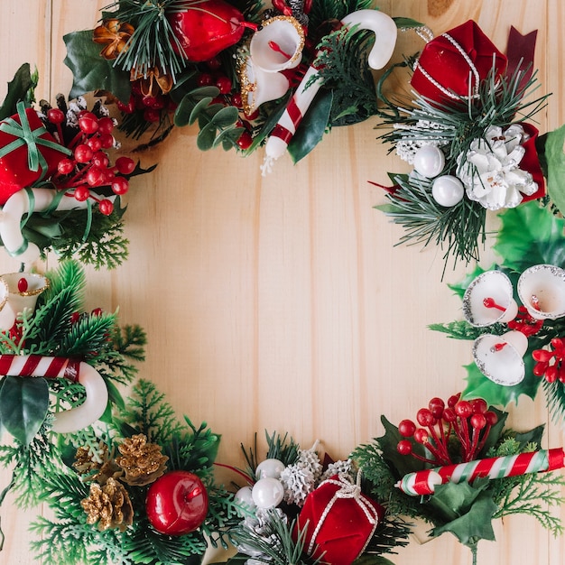 Free photo christmas wreath on wooden table