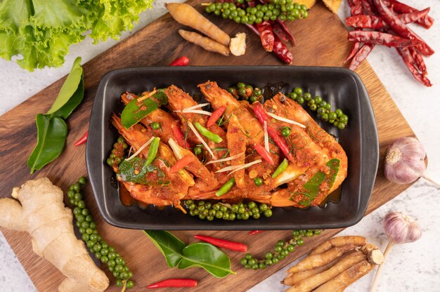 Chuchi shrimp on a plate with fresh pepper seeds