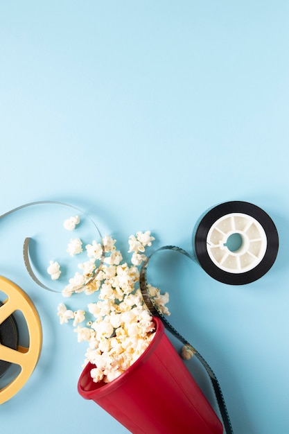 Free photo cinema elements arrangement on blue background