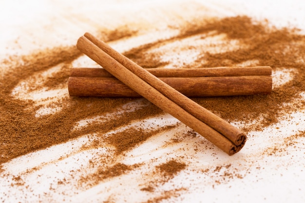 Free photo cinnamon and its dust around it