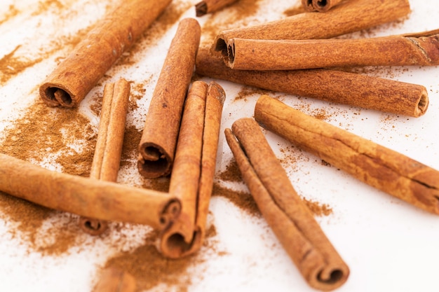 Cinnamon and its dust around it