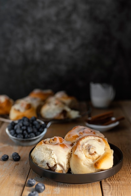 Cinnamon rolls and blueberries arrangement