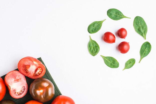 Free photo circle from spinach near tomatoes