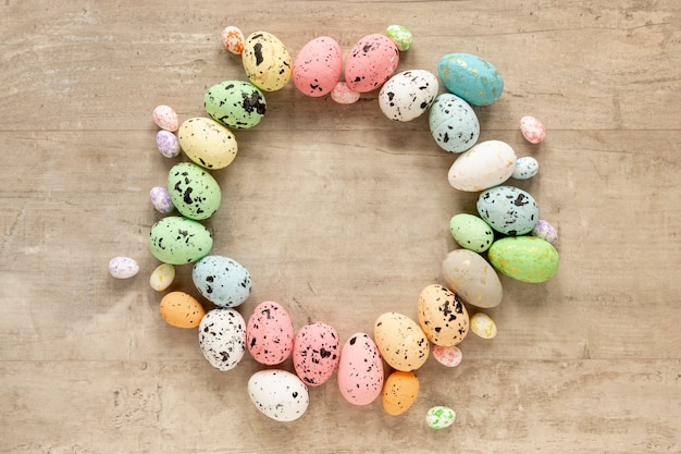 Free photo circle shape made of easter eggs