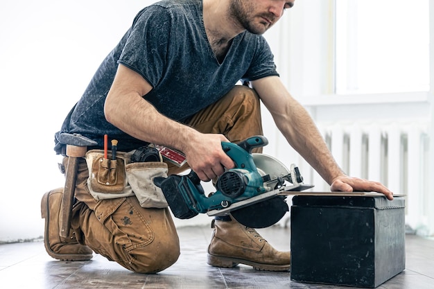 Free photo circular saw carpenter using a circular saw for wood