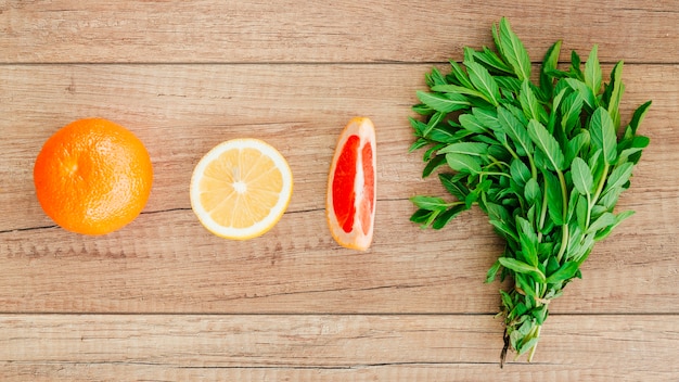 Free photo citrus fruits and mint in row