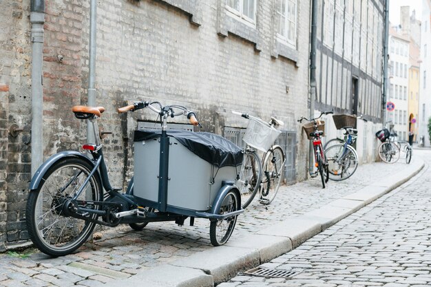 Free photo city cobbled sidewalk with bicycles