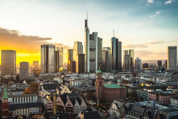 Free photo cityscape of frankfurt covered in modern buildings during the sunset in germany