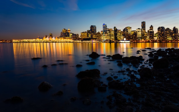 Free photo cityscape near body of water