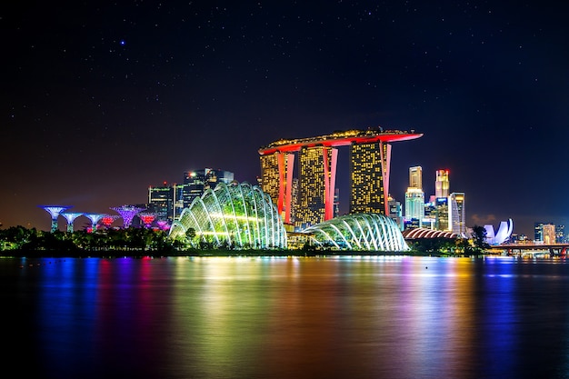 Free photo cityscape at night in singapore.