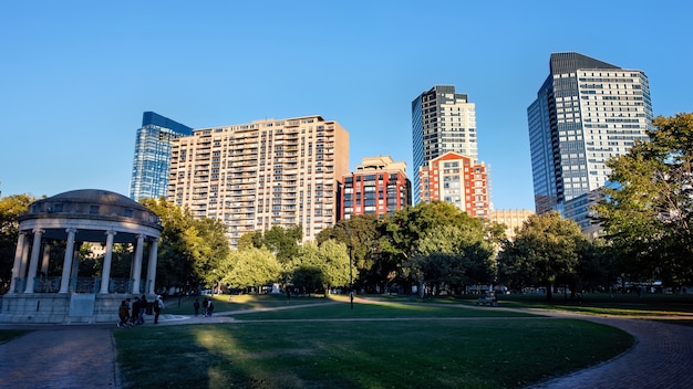 Free photo cityscape of a park with people walking