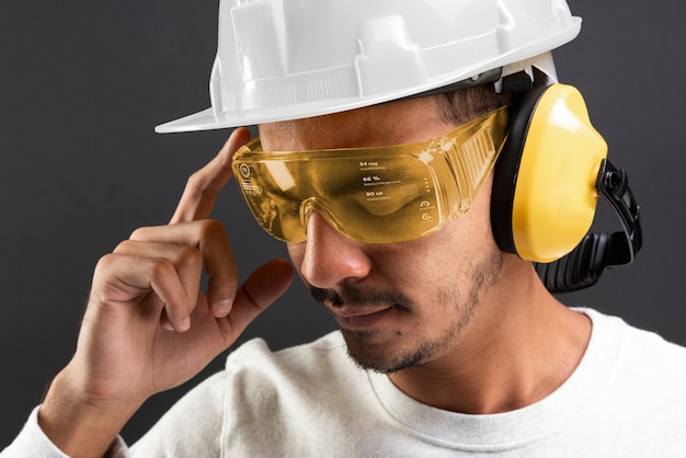 Free photo civil engineer with safety glasses and hard hat