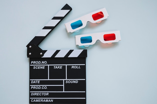 Free photo clapperboard and 3d glasses