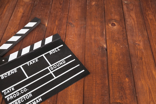 Free photo clapperboard on wooden background