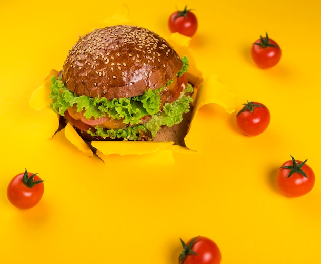 Free Photo classic beef burger with cherry tomatoes