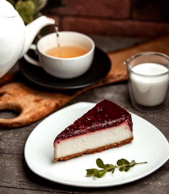 Classic berry-cheesecake and a cup of hot tea