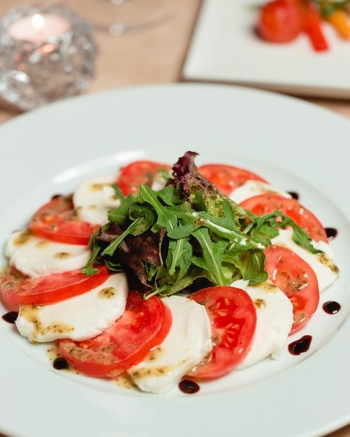 Free Photo classic caprese salad with mozzarella cheese and tomatoes