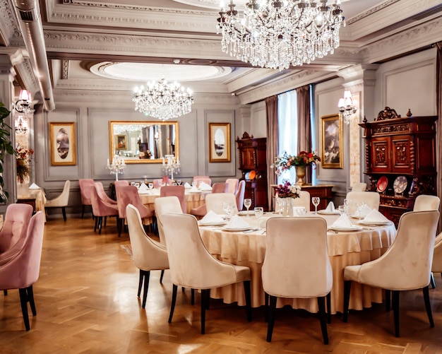 Free photo classic luxury style restaurant with tables and chairs