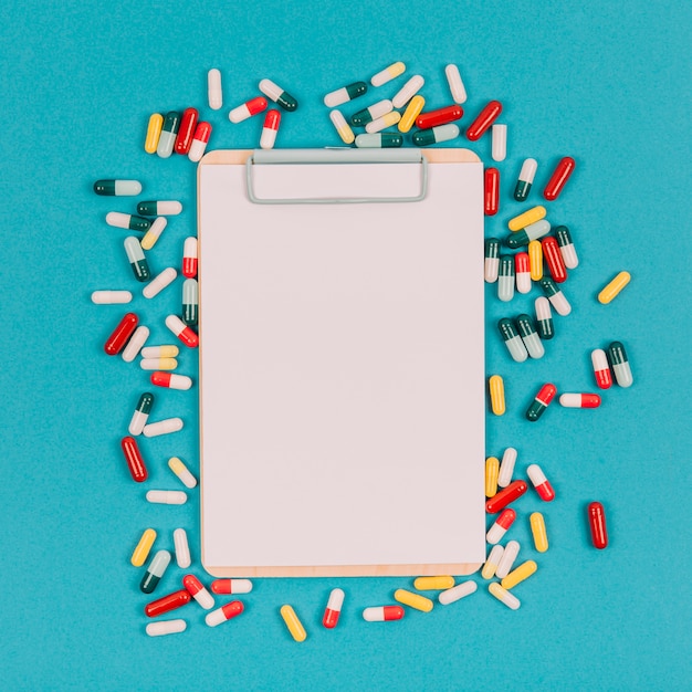 Free Photo clipboard and colorful pills