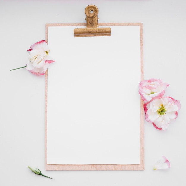 Free Photo clipboard and flowers