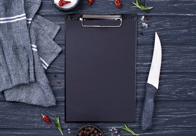 Free photo clipboard with knife