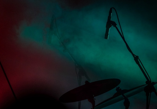 Free photo close shot of a microphone near the drum with smoke