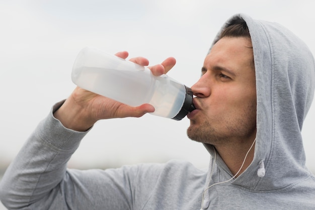 Free photo close-up adult male drinking water