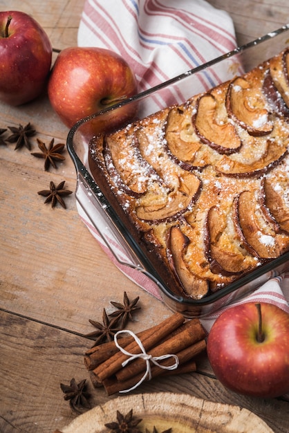 Free photo close-up apples and a delicious cake