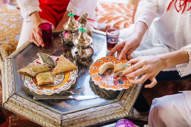 Free photo close up of arab food in restaurant