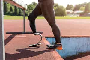 Free photo close up athlete with prosthesis