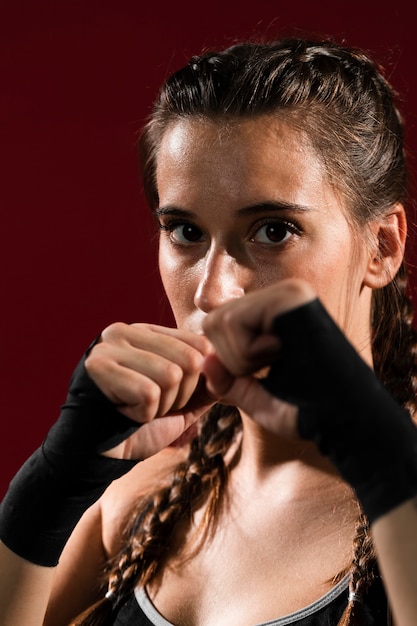 Free photo close-up athletic woman in fitness clothes