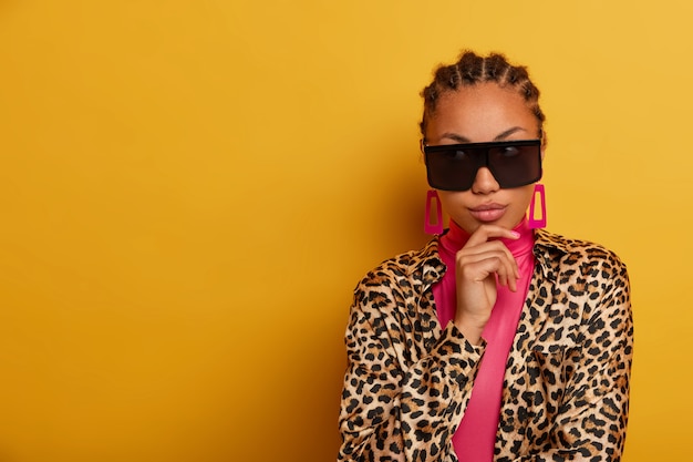 Free photo close up on attractive carefree young woman wearing sunglasses