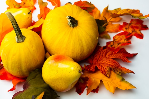 Free photo close-up autumn food with leaves