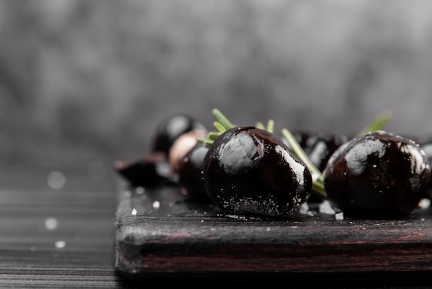 Free photo close-up of baked chestnuts