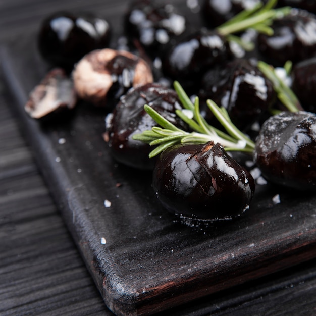 Free photo close-up of baked chestnuts