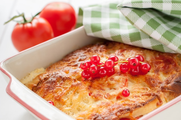 Free photo close-up of baked pasta with cheese